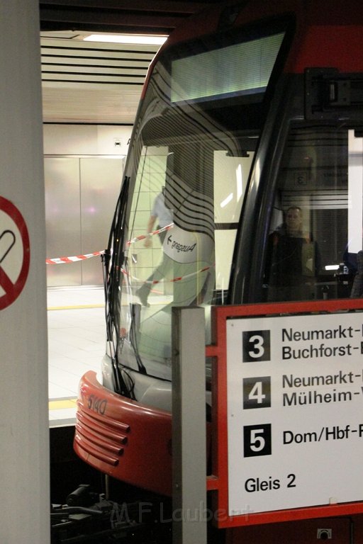 Person zwischen Bahn gefallen Koeln Friesenplatz P07.JPG